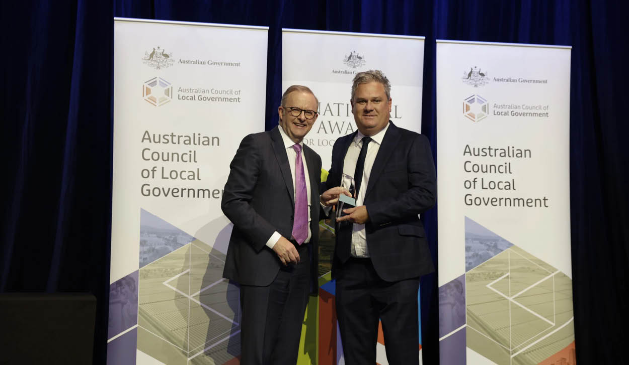 Image of Prime Minister, the Hon Anthony Albanese MP and CEO Stev Rodic at the 2024 National Awards for Local Government.