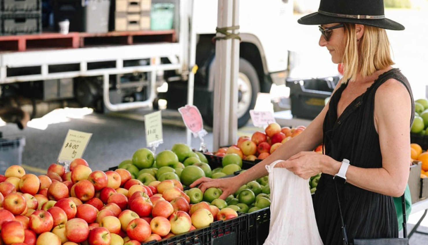 Image of woman shopping at Stirling Farmers Market