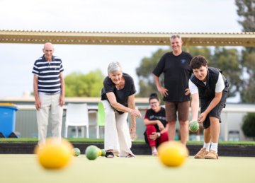 Image of community members playing lawn bowling at Bowlo Banter.