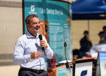 Image of Mayor Mark Irwin at the Lake Gwelup Story Trail and public art launch.