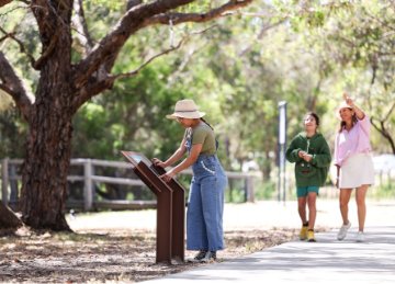 Image of people walking on the Lake Gwelup Story Trail.